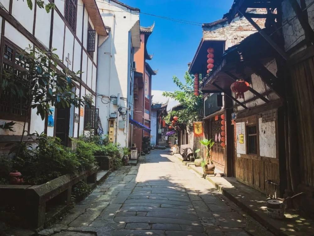 30岁钟楚曦脱离滤镜出演残疾女子，扯下多少美颜女的遮羞布？